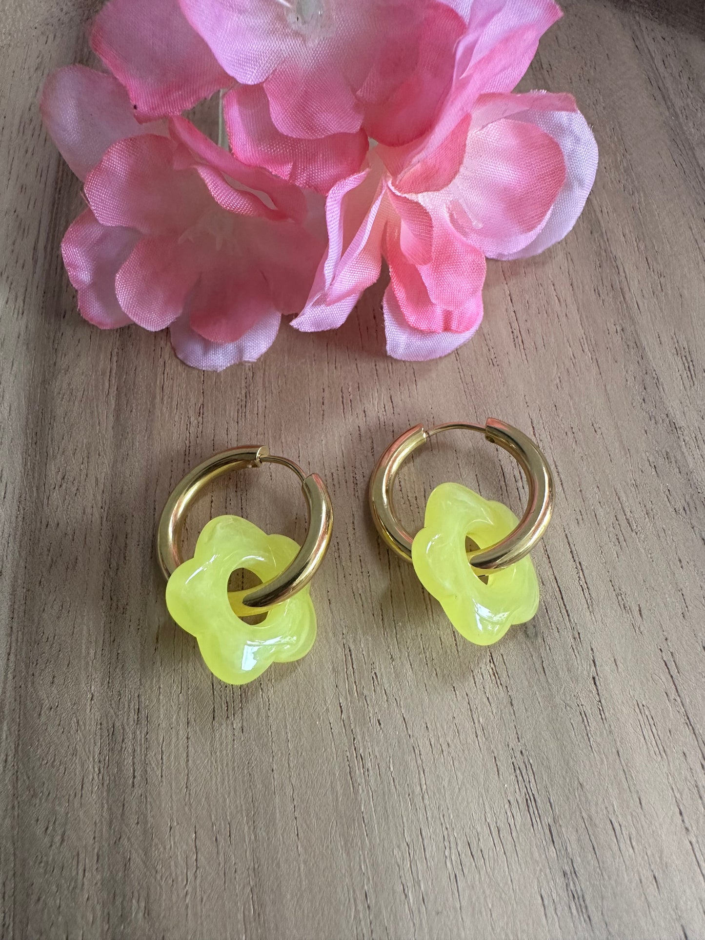 Boucles d'oreilles mini créoles jaune fluo