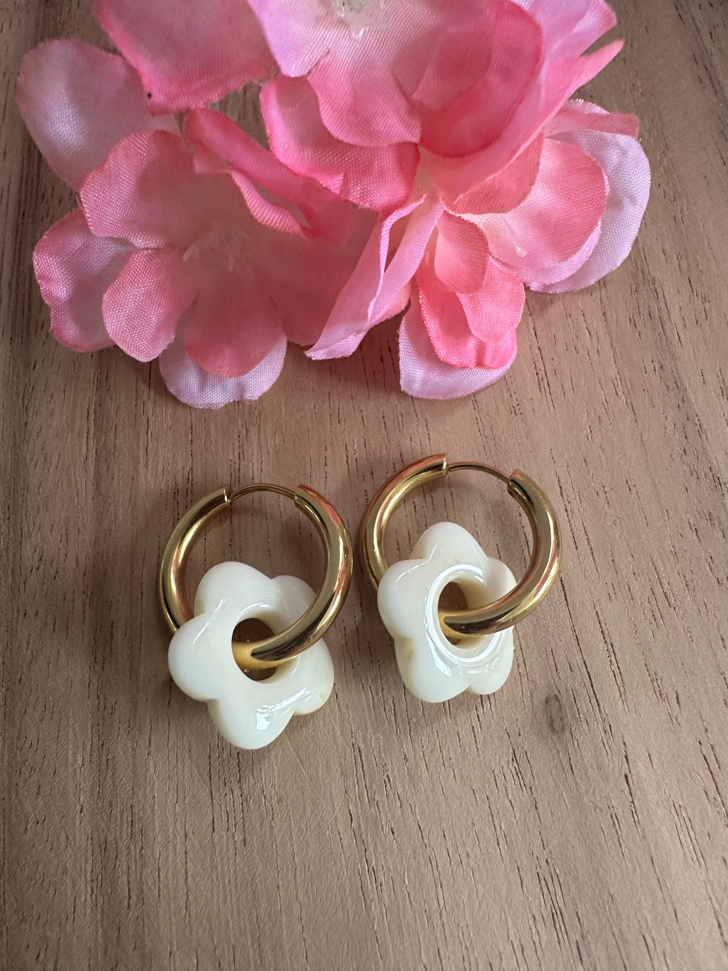 Boucles d'oreilles mini créoles blanc crémeux