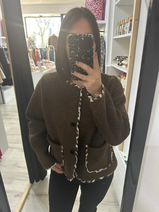 Veste chocolat coutures léopard