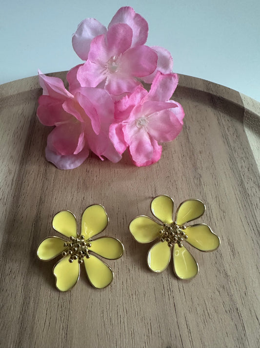Boucles d'oreilles six pétales jaune pastel