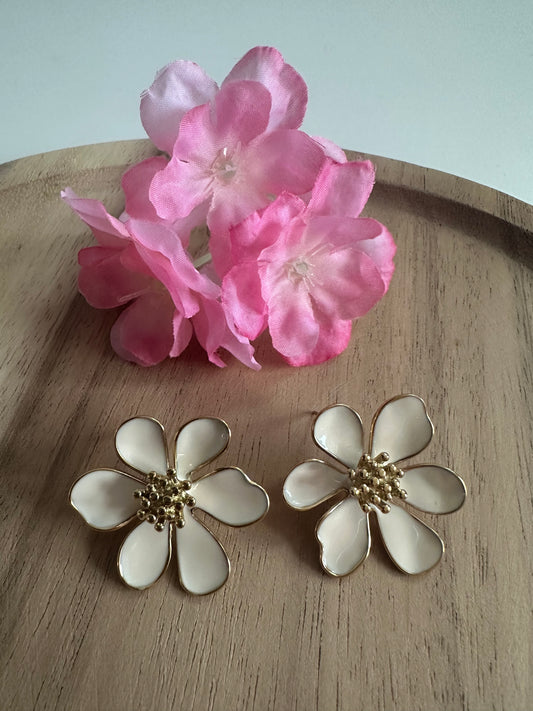 Boucles d'oreilles six pétales blanche